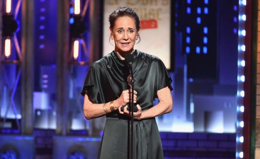 laurie metcalf net worth
